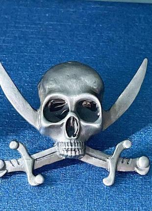 Значок, брошь из метала череп и сабли/ пин, пираты, байкеры1 фото