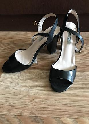 Женские босоножки