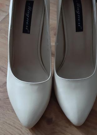 Модні і стильні туфлі човники на підборах