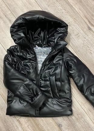 Демисезонная кожаная черная куртка на девочку подростка модная подростковая курточка для девушек осень 140