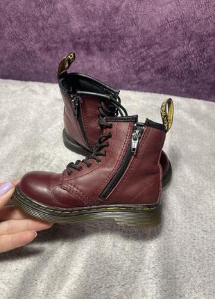 Шкіряні чоботи  dr. martens. розмір 24 . в дуже хорошому стані .2 фото