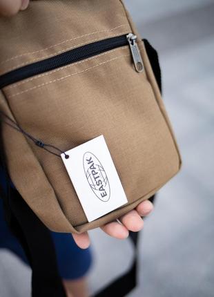 Сумка мессенджер через плечо eastpak the one messenger естпак истпак барсетка  коричневый4 фото