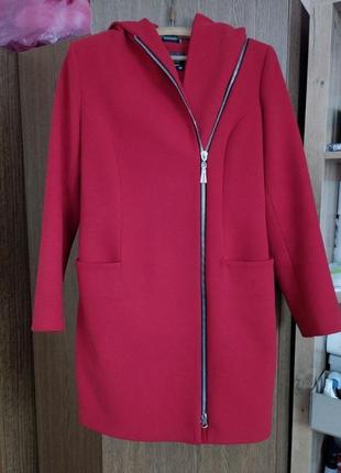Красное теплое пальто с капюшоном