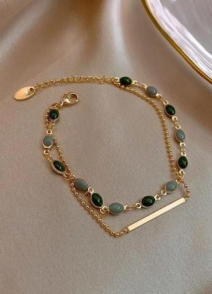 Стильний подвійний жіночий золотистий браслет на руку зелені камінці
