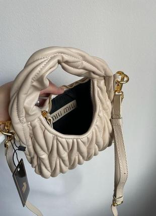 Жіноча сумка в стилі wander matelassé nappa leather mini hobo bag beige люкс якість8 фото