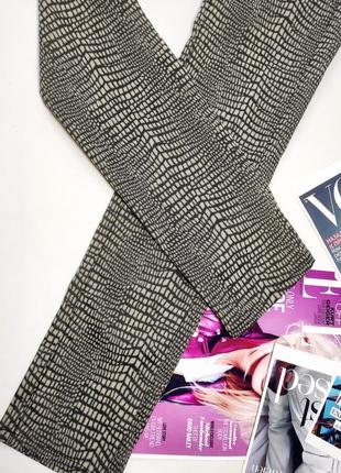 Брюки жіночі сірого кольору в принт з низькою посадкою jeggins   від бренду guess3 фото