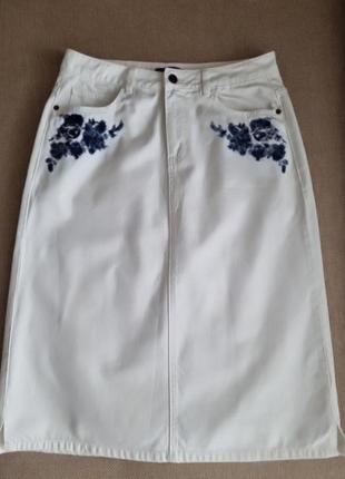 Біла джинсова спідниця з акцентною вишивкою на кишенях marks&spencer