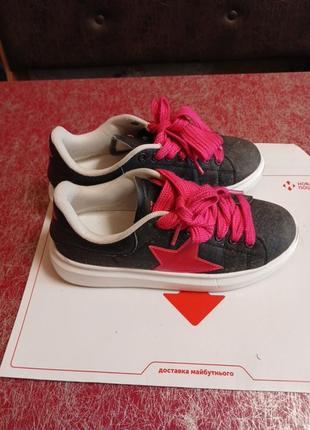 Фірмові кросівки