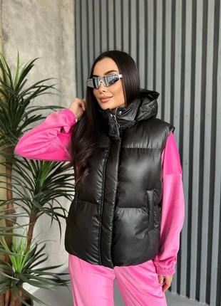 Жіноча демісезонна жилетка на пуху