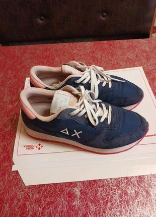 Фірмові кросівки