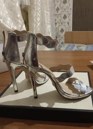 Блестящие босоножки на каблуке , босоножки серые блестящие на шпильке