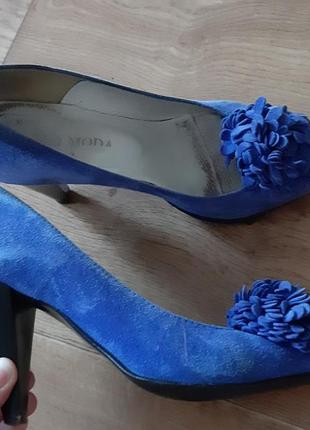 Женские туфли на каблуке из натуральной замши