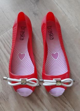 Стильные мыльницы, незаменимая обувь доя отдыха на море