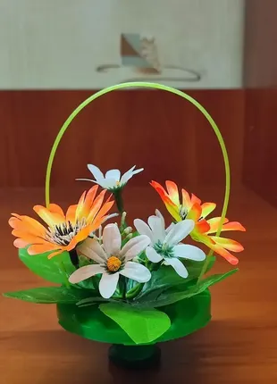 Пластикова корзинка з квітами1 фото