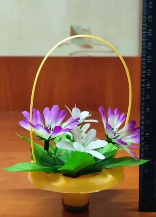Пластикова корзинка з квітами2 фото