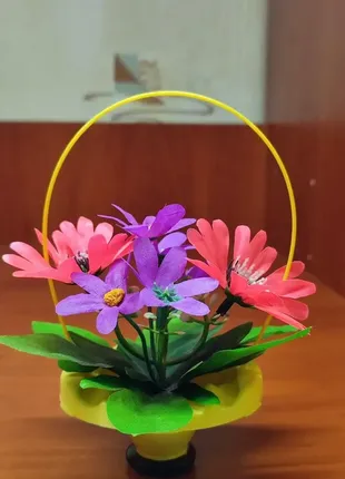 Пластиковая корзинка с цветами1 фото
