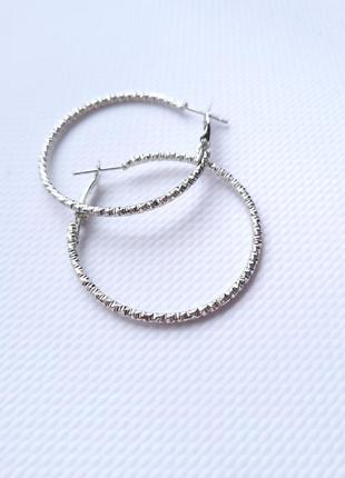 Серьги женские рифленые круги кольца 4 см без бренду серебристые1 фото