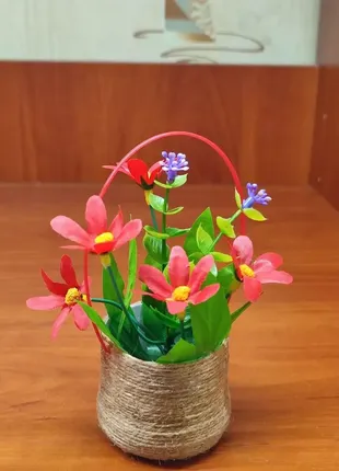 Корзина с красными цветами