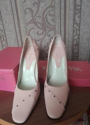 Розовые пудровые туфли на каблуках8 фото