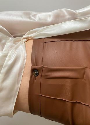 Коричневі штани кльош із екошкіри6 фото