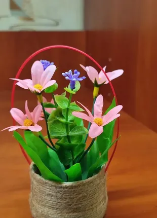 Корзинка с розовыми цветами