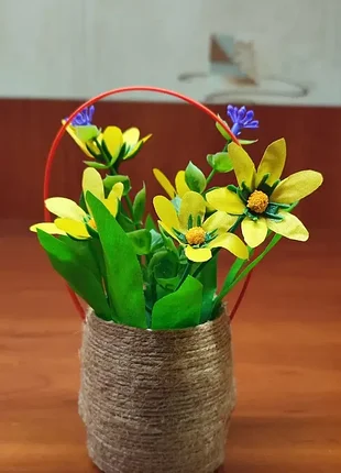 Корзинка с желтыми цветами