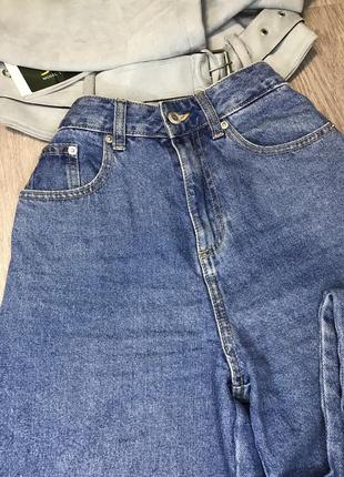 Синие джинсы мом3 фото