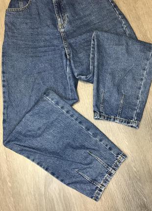 Синие джинсы мом8 фото