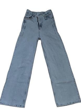 Широкие голубые джинсы