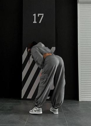 Спортивный костюм двойка короткая кроп кофта худи толстовка с капюшоном на молнии штаны карго с карманами джоггеры на резинке серый черный белый6 фото