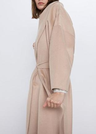 Пальто zara  светло-бежевого цвета с  поясом3 фото