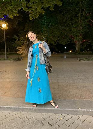 Платье с вышивкой, миди