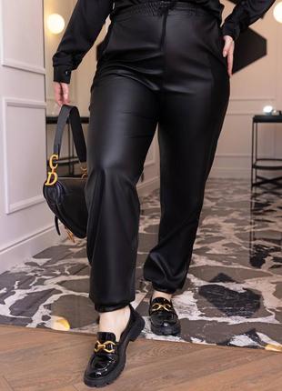 Стильные брюки джоггеры женские экокожа1 фото