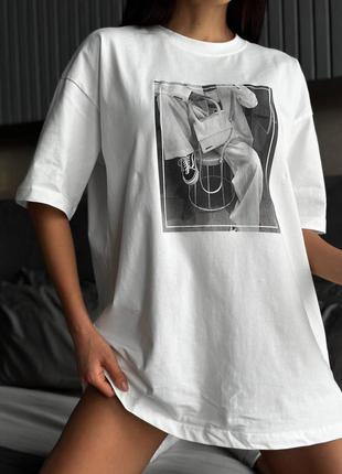 Трендовая белая стильная качественная футболка оверсайз из качественной ткани и рисунком1 фото