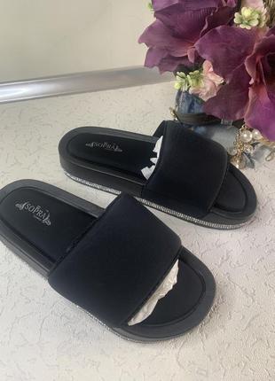 Шлепанцы женские в черном цвете .