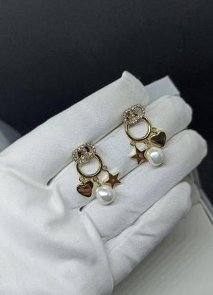 Сережки dior лого камінчиками в золоті з перлинами2 фото