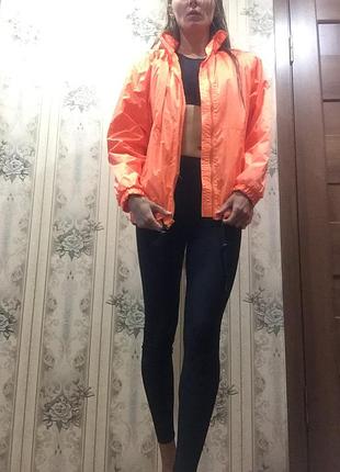 Яркая ветровка