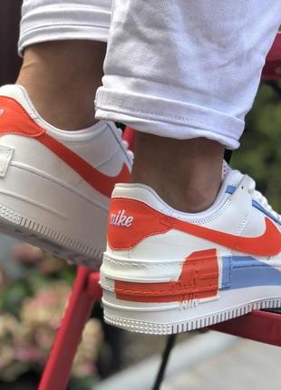 Прекрасные трендовые женские кроссовки nike air force 1 shadow белые с красным и голубым4 фото