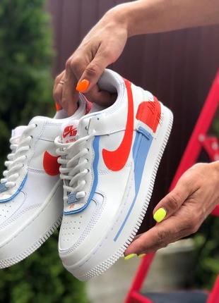 Прекрасные трендовые женские кроссовки nike air force 1 shadow белые с красным и голубым