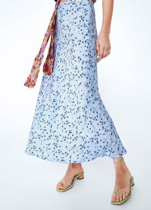 Голубая сатиновая юбка миди в цветы zara