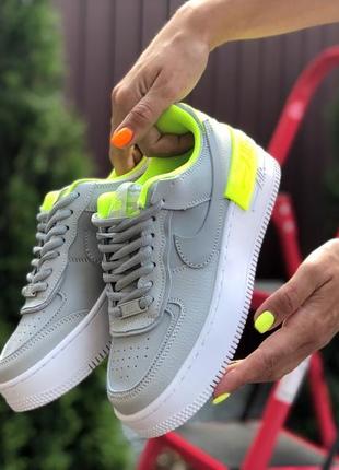 Нереальні трендові жіночі кросівки nike air force 1 shadow сірі з неоновим жовтим