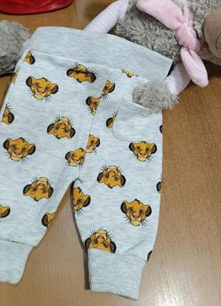Нові тепленькі штани - джогери disney ( primark ) для малюка 0-3 місяці з  м'якого флісу з  disney-принтом3 фото