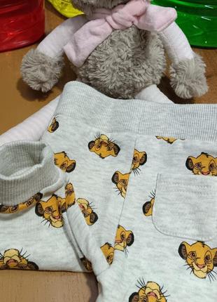 Нові тепленькі штани - джогери disney ( primark ) для малюка 0-3 місяці з  м'якого флісу з  disney-принтом9 фото