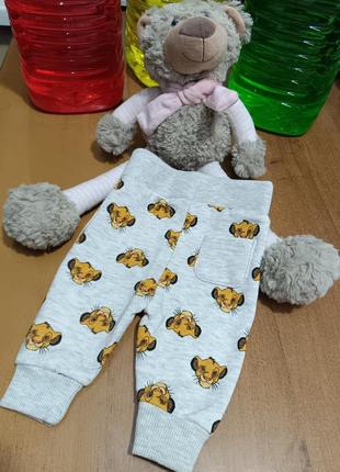 Нові тепленькі штани - джогери disney ( primark ) для малюка 0-3 місяці з  м'якого флісу з  disney-принтом5 фото