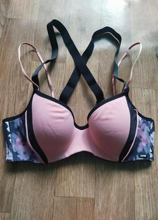Эффектный бюстгальтер в спортивном стиле hunkemoller