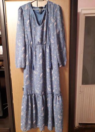 Сукня  міді на трикотажній підкладці.