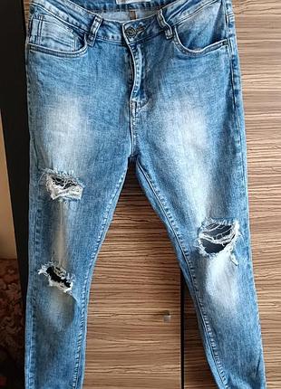 Джинсы рваные.