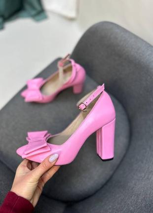 Розовые кожаные туфли лодочки с бантиком на устойчивом каблуке7 фото