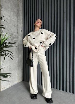 Женский вязаный оверсайз костюм свитер с сердечками и брюки свободного кроя стильный комплект