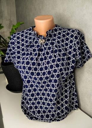 Блуза на короткий рукав з брошкою